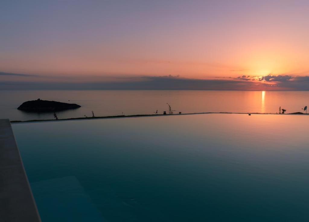 Luxury Villa Blue&Blanc Piscina A Sfioro Isola Диаманте Экстерьер фото